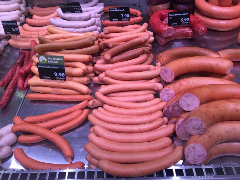 charcuterie-CHATEAUVERT-min_sausages_meat_butchery-1069321